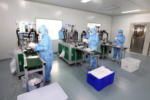 筑牢防疫屏障 新区首条医用口罩生产线正式投产，日产能达50万片